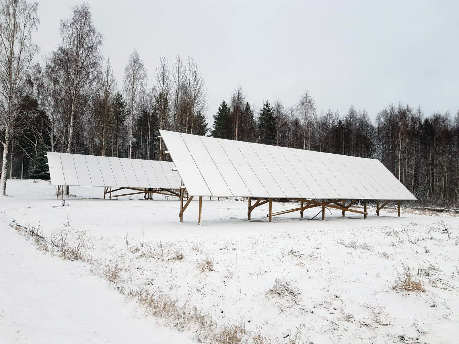 Aurinkopaneelit talvella